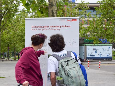 Fahrgäste informieren sich über die Planungen