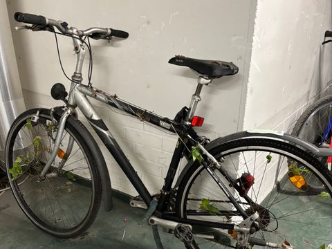 Schwarzes Herrenfahrrad