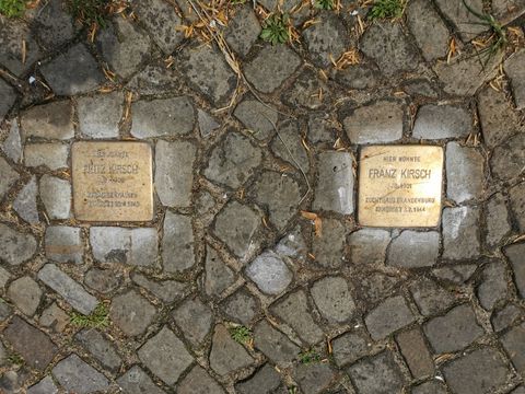 Bildvergrößerung: Stolperstein für die Brüder Kirsch