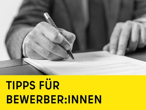 Hand die ein Dokument unterschreibt mit gelbem Balken am unteren Rand und schwarzer Schrift Tipps für Bewerber:innen