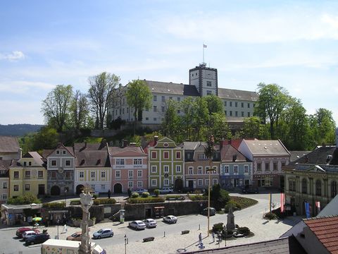 Blick auf den historischen Rathausplatz und das Schloss von Weitra 