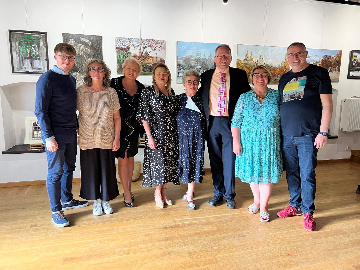 Aus Berlin zur Vernissage angereist: Vorstandsmitglieder des Städtepartnerschaftsvereins S. Leskien und O. Pischel (1.u.2.v.l.); Stellv. Vorsitzende der Deutsch-Polnischen Gesellschaft Baranowska-Koch (4.v.r.), rechts daneben DPG-Vorstandsmitglied Löw 