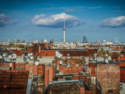 Blcik auf Berliner Dächer mit Sattelitenschüsseln und Fernsehturm im Hintergrund