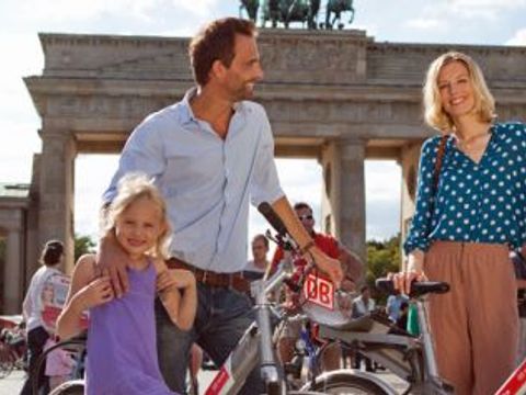 Familie mit Fahrrad am Brandenburger Tor