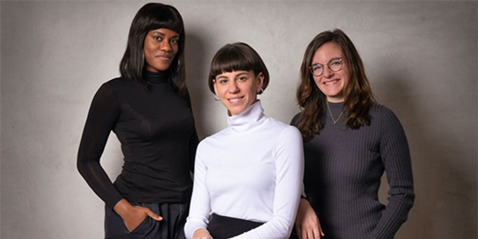 Gründerinnen-Team von Advosense bestehend aus 3 Frauen vor grauem Hintergrund