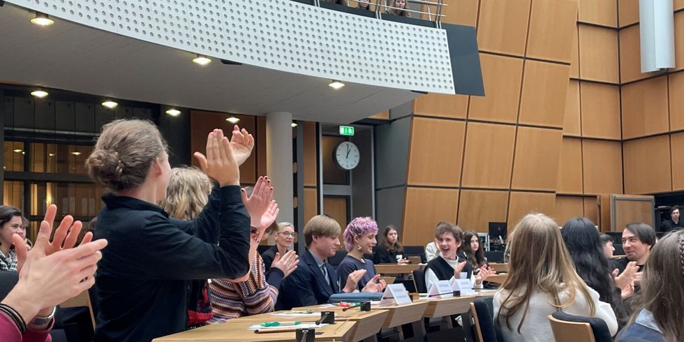 Großer Jubel bei "Jugend debattiert" im März im Berliner Abgeordnetenhaus, als der Sieger Johann Böhm, erkennbar an seiner markanten Haarfarbe, bekannt gegeben wird