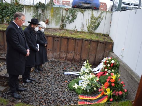 Bezirksstadträtin Stefanie Remlinger, Rabbiner Yehuda Teichtal und Thomas Helfrich (Bayer AG) gedenken am Güterbahnhof Moabit