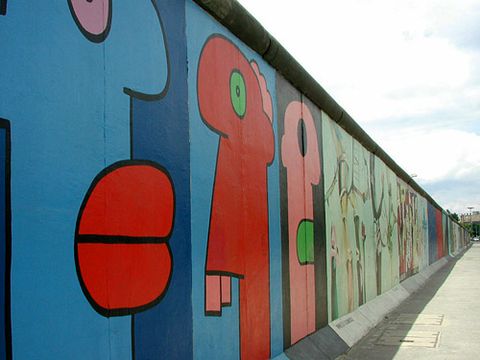 Bildvergrößerung: Ansicht der East Side Gallery mit Bildern von Thierry Noir