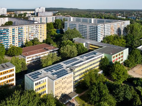 Dach des Emmy-Noether-Gymnasium mit Solaranlage