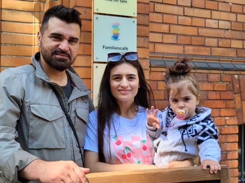 Familie Özdemir hat an diesem Tag einen Kita-Guschein für Tochter Asya (19 Monate) bekommen