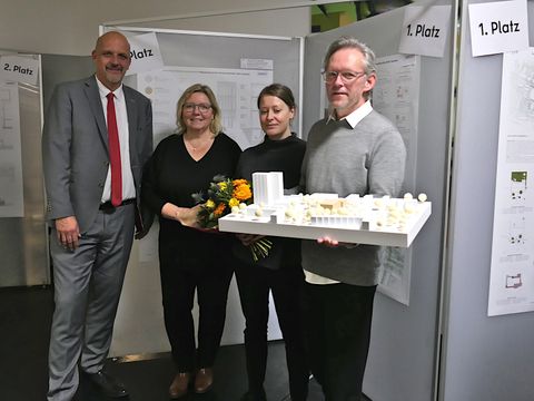 Staatssekretär Stephan Machulik, Bezirksstadträtin Dr. Carola Brückner, die zuständige Projektleiterin von SEHW Architektur und Prof. Xaver Egger, Geschäftsführer SEHW Architektur GmbH