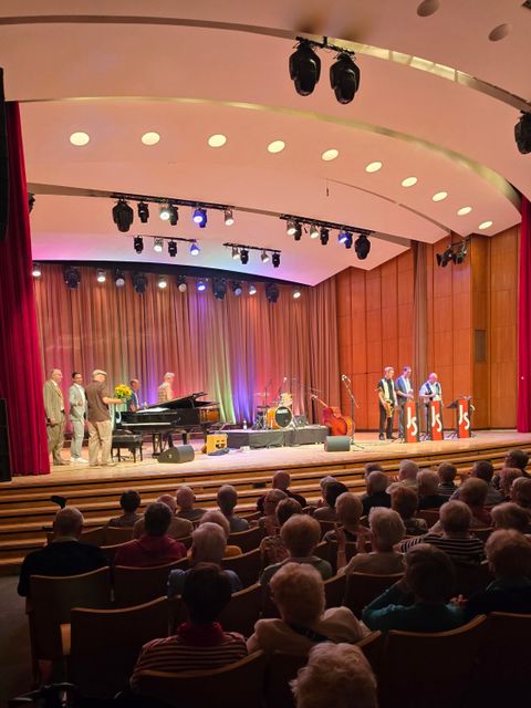 Bildvergrößerung: „Es muss swingen Baby! – unter diesem Motto brachten die „Jive Sharks“ die Musik der 40er-und 50er-Jahre zurück in den Ernst-Reuter-Saal.