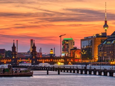 Sonnenuntergang über der Spree mit Fernsehturm und Oberbaumbrücke