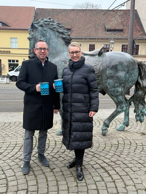 Bildvergrößerung: Oliver Igel und Claudia Gaudlitz sammeln für Volksbund Deutsche Kriegsgräberfürsorge e.V. 