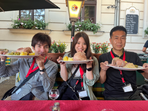 die Gruppe des Jugendaustausches zu Gast in einem traditonellen Berliner Restaurant.