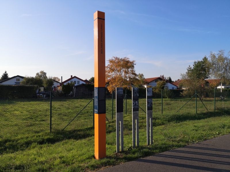 Gedenktafel Berliner Spionagetunnel, Gedenkstätte Berliner Mauer 