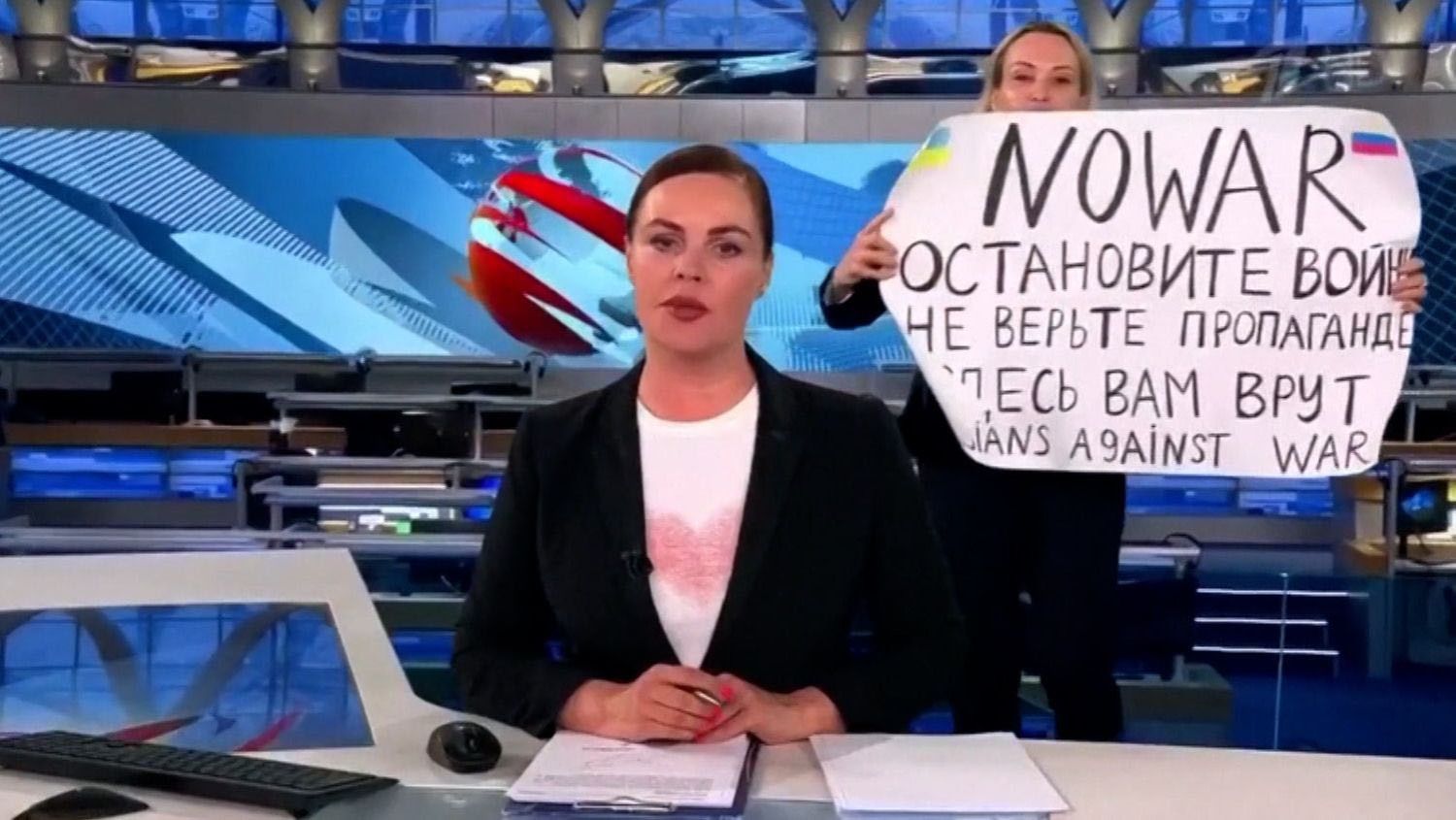 Protest einer TV-Redakteurin im russischen Fernsehen gegen den Krieg in der Ukraine, 14.03.2022.