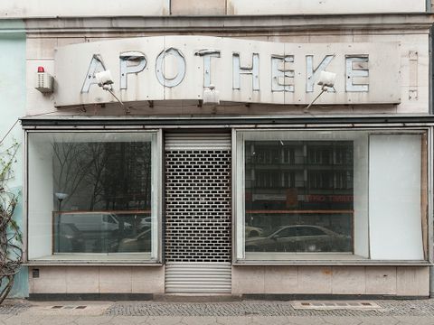 Bildvergrößerung: Die alte Fassade einer leeren Apotheke.