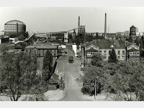 Die Hauptzufahrt zum Werksgelände an der Dimitroffstraße (seit 1995 Danziger Straße) um 1982 