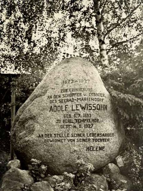 Ein großer Stein, in dem Daten zu Adolf Lewissohn und dem Seebad Mariendorf eingemeißelt sind