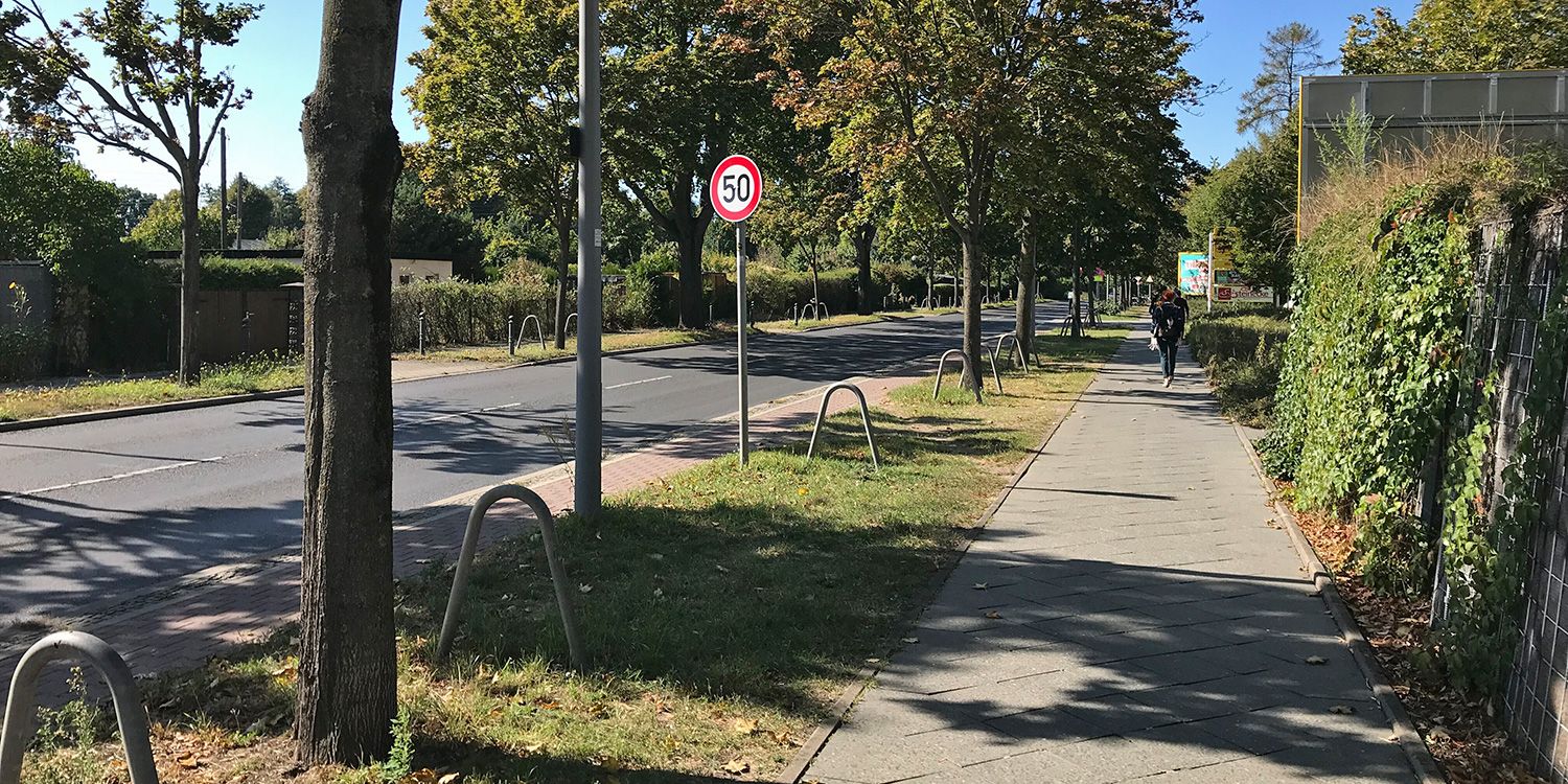 Straße mit Tempobeschränkung auf 50 km/h