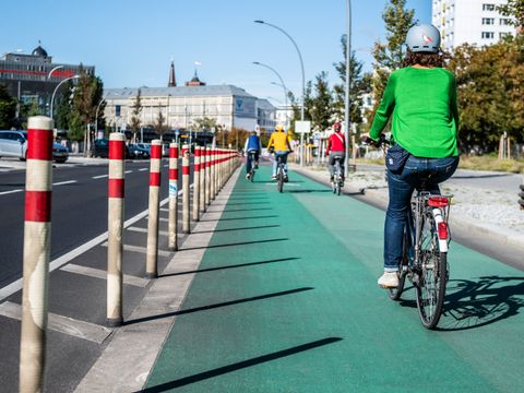 Fahradfahrer auf einem grün markierten Fahrradweg