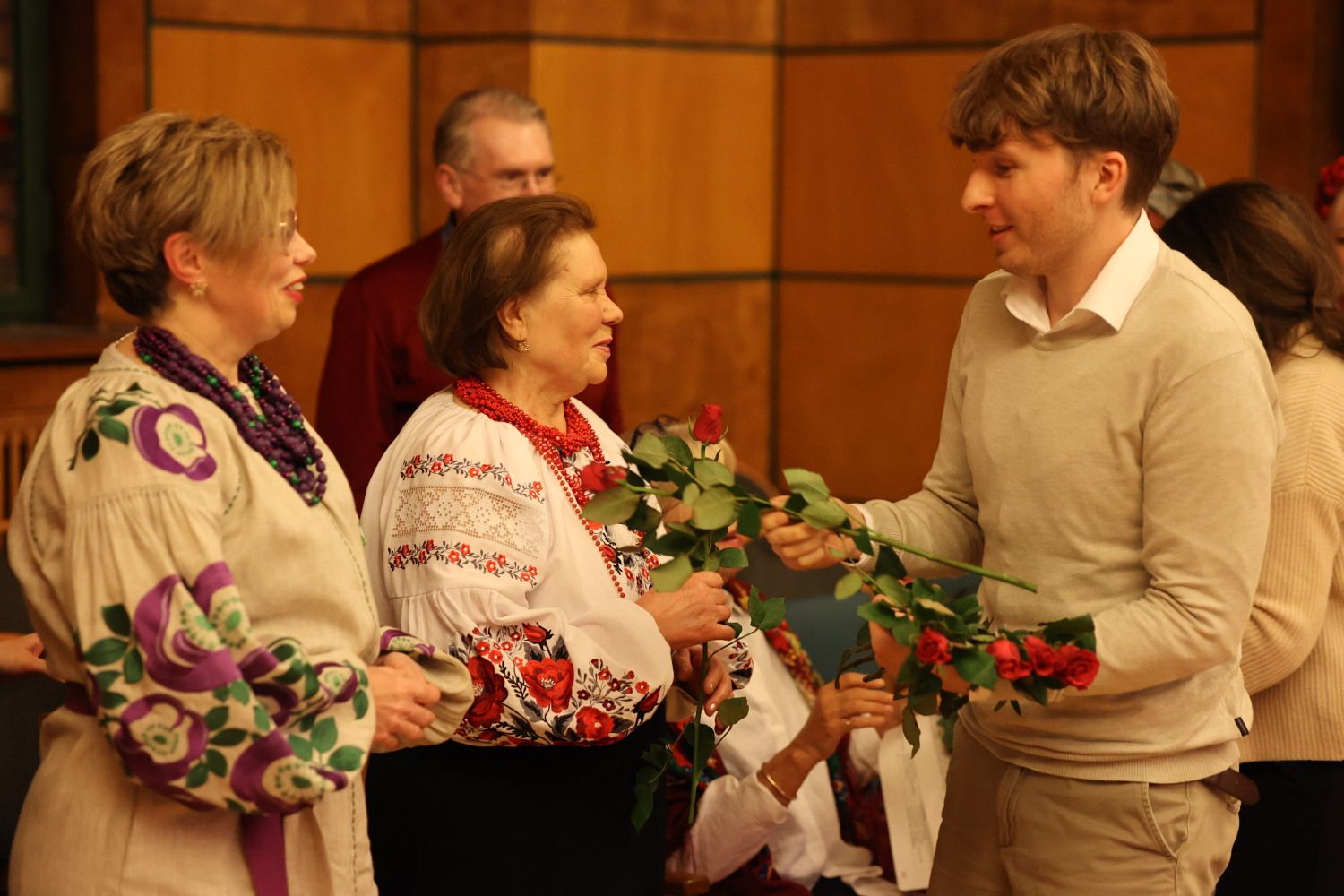 6. November 2024: Lasst Blumen sprechen: Sebastian Leskien (Vorsitzender des Städtepartnerschaftsvereins Steglitz-Zehlendorf e.V.) überreicht Rosen an die ukrainischen Chorsängerinnen