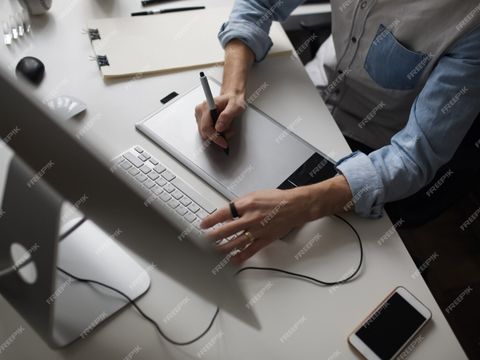 am PC arbeitende Person von oben