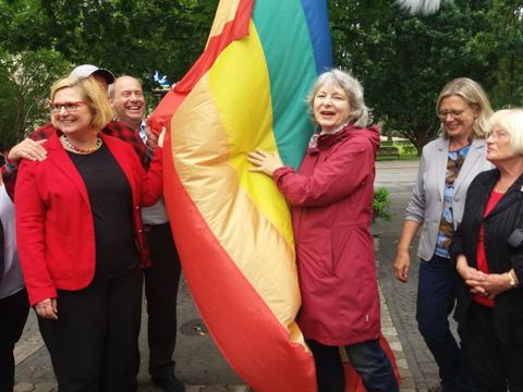 Bildvergrößerung: Damals wie Heute: Dr. Elisabeth Ziemer hisste 1996 als Schöneberger Bezirksbürgermeisterin erstmals die Regenbogenflagge vor dem Rathaus.