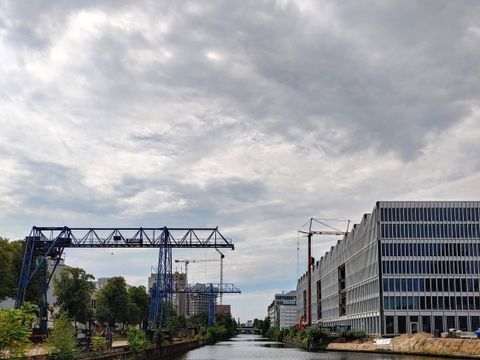 Blick auf den Neuköllner Schifffahrtskanal Richtung Estrel Tower