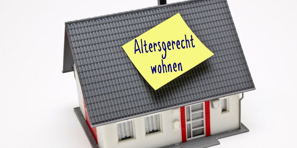 Symbolbild mit einem Modellhaus auf dem ein Zettel mit der Aufschrift 'Altersgerecht wohnen' klebt