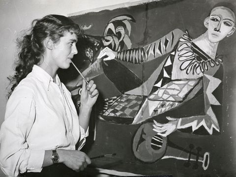 Die Studentin Ingeborg Millies vor ihrem Gobelinentwurf »Harlekin«, 1951
