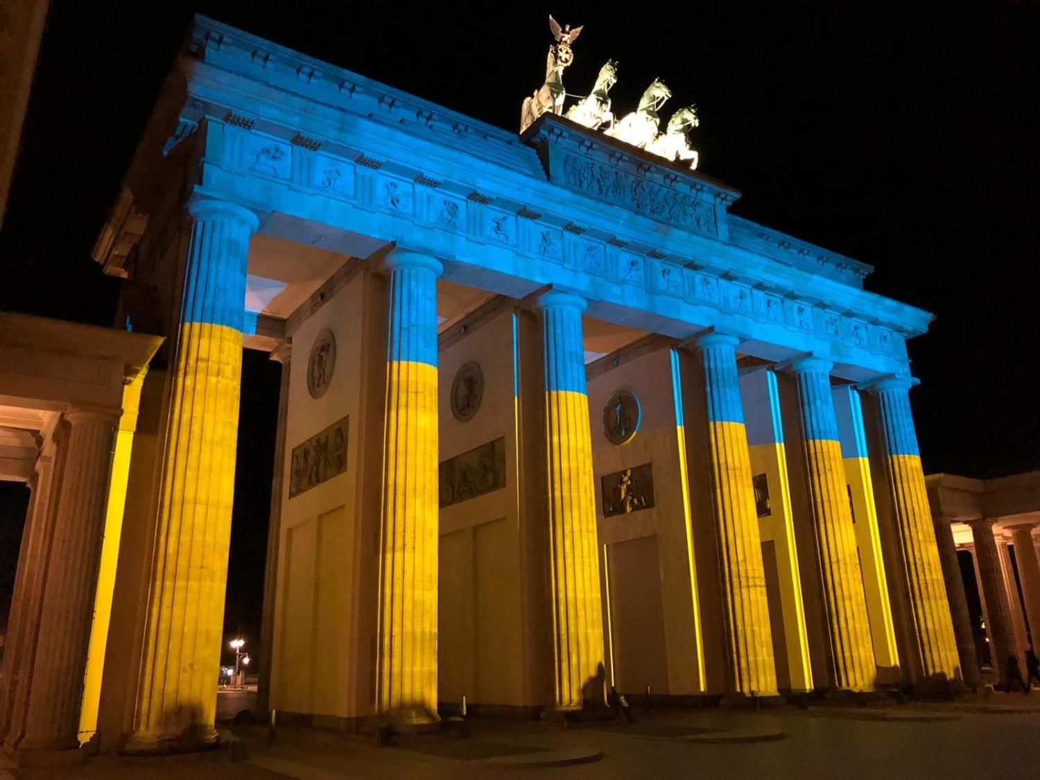 Anstrahlung des Brandenburger Tors in den Farben der Ukraine als Zeichen der Solidarität