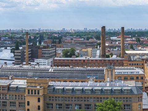Blick über Dächer Berlins, Industriegebäude mit Solaranlagen