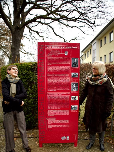 2. Dezember 2022 Stelenenthüllung Jungfernstieg: stv. Bezirksbürgermeisterin Cerstin Richter-Kotowski (rechts) mit Nina Haeberlin von der Stolpersteininitiative der ev. Markusgemeinde Steglitz