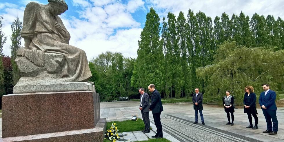 Im Gedenken an das Kriegsende vor 77 Jahren legten der Vorsteher der Bezirksverordnetenversammlung Peter Groos und Bezirksbürgermeister Oliver Igel ein Gebinde an der Skulptur der „Mutter Heimat“ des sowjetischen Ehrenmals im Treptower Park ab