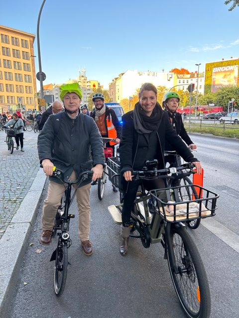 Bildvergrößerung: Radfahrende auf einer geschützten Radverkehrsanlage.