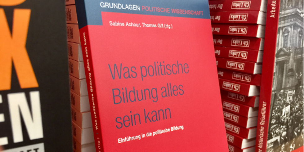 Buch "Was politische Bildung alles sein kann" im Bücherregal der Berliner Landeszentrale