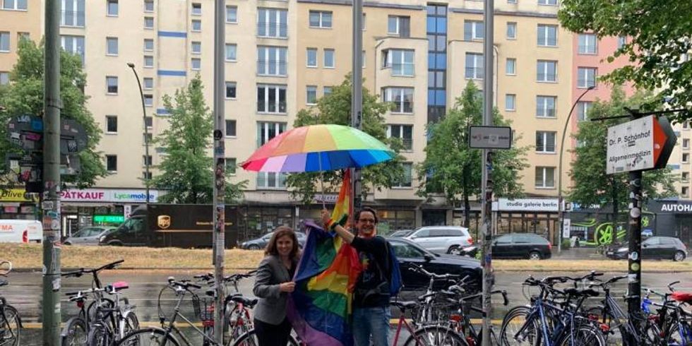 Clara Herrmann hisst am Rathaus die Regenbogenfahne