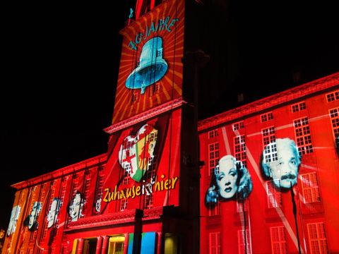 Projektion auf das Rathaus Schöneberg zum Festival of Lights 2020