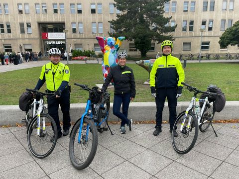 Bildvergrößerung: 0393-bezirksstadtraetin-begleitet-fahrradstreife.jpg