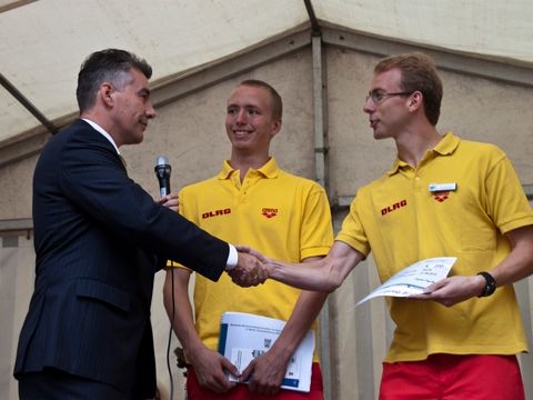 Stadtrat Carsten Engelmann überreicht einen Anerkennungspreis an die Deutsche Lebens-Rettungs-Gesellschaft e.V. (DLRG).