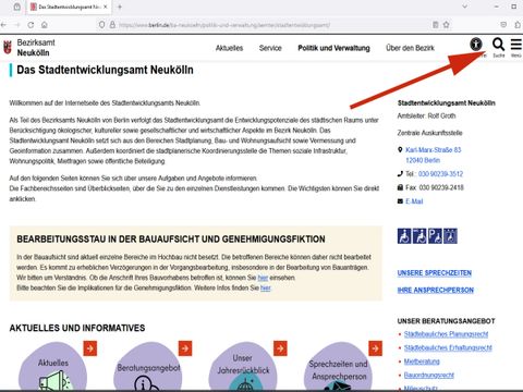 Screenshot der Startseite des Stadtentwicklungsamts Neukölln mit einem roten Pfeil der auf das Lupen-Symbol zeigt