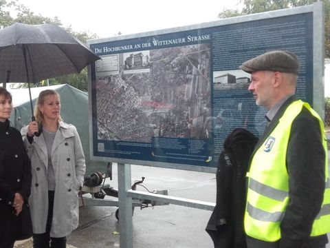 Bildvergrößerung: v.l.n.r.: Dr. Cornelia Gerner (Museum Reinickendorf), Katrin Schultze-Berndt (Bezirksstadträtin für Bauen, Bildung und Kultur), Dietmar Arnold (Verein Berliner Unterwelten)