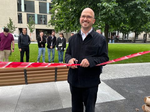 Bezirksstadtrat Christopher Schriner eröffnet den neu gestalteten Hegelplatz