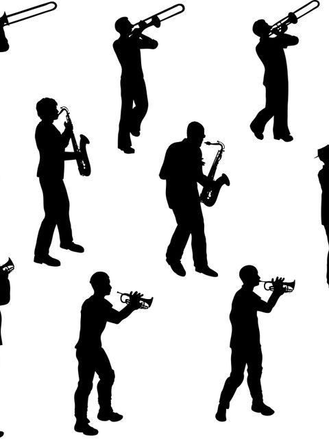 Eine Reihe Musikern mit Blasinstrumenten als Silhouetten