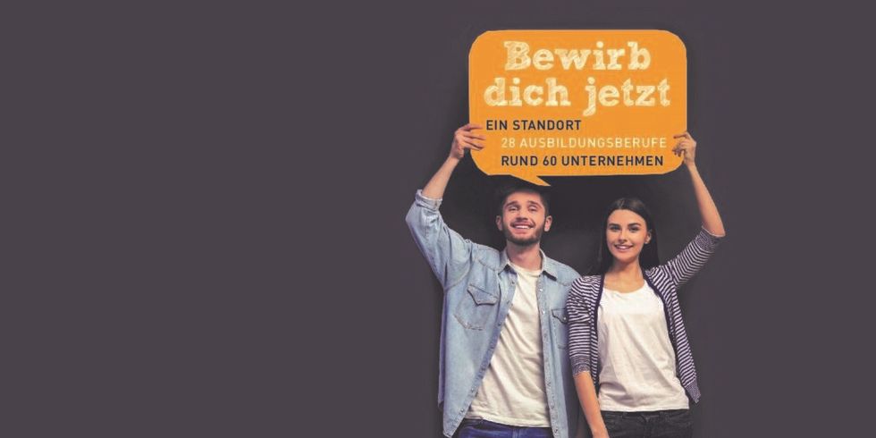 Zwei junge Menschen halten ein Schild mit der Aufschrift "Bewirb Dich jetzt!" hoch