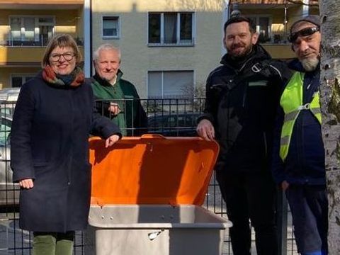 Einweihung der ersten Spielplatzkiste auf dem Spielplatz Cuvry-/Wrangelstraße im März 2022. 