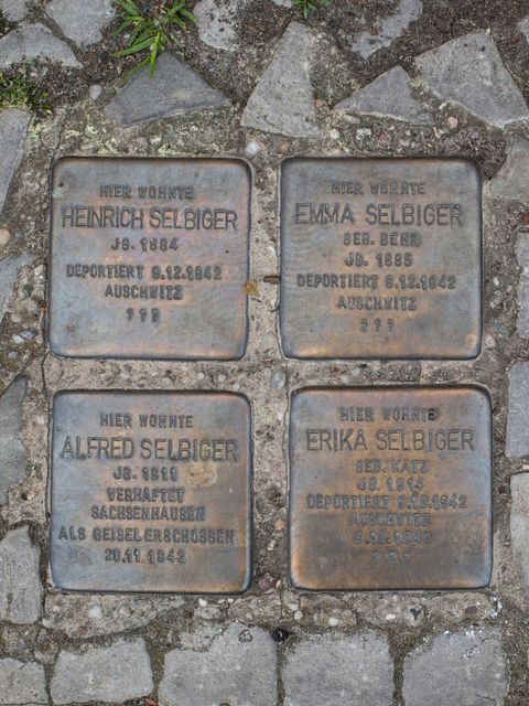 Bildvergrößerung: Stolperstein für Familie Selbriger