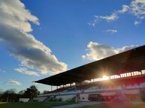 Sonnenuntergang hinter der großen Tribüne der Trabrennbahn Karlshorst